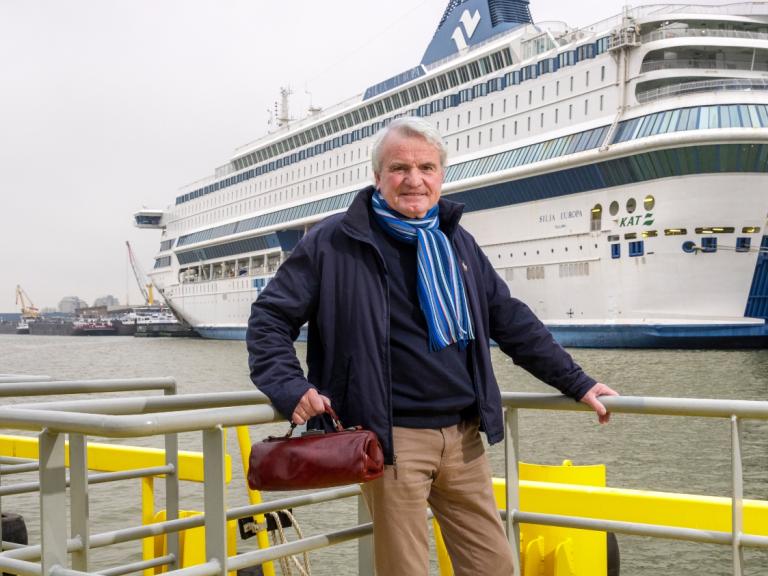 Huisarts Pim voor GZA-locatie de Silja, boot in de Merwehaven Rotterdam