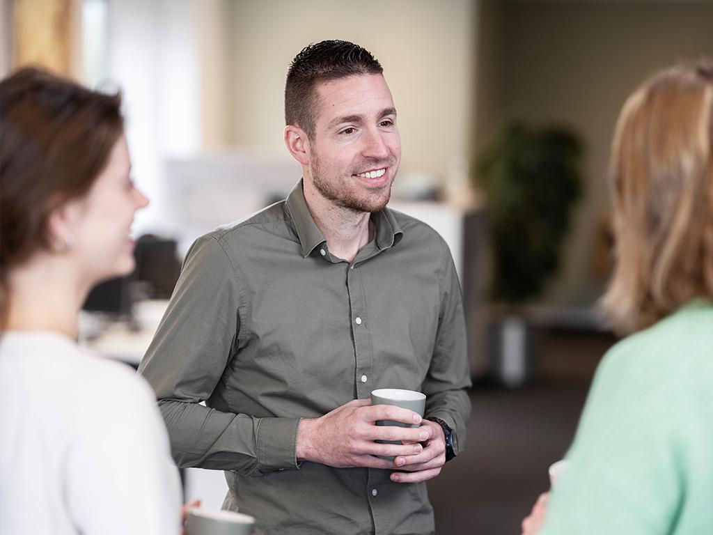 Collega's met elkaar in overleg