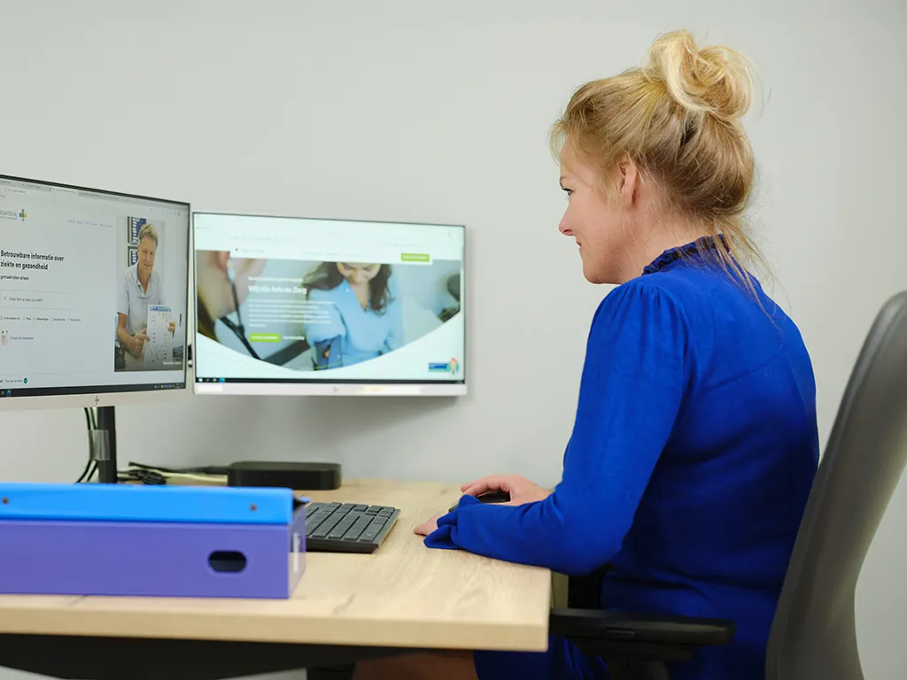 Physician assistent achter computer