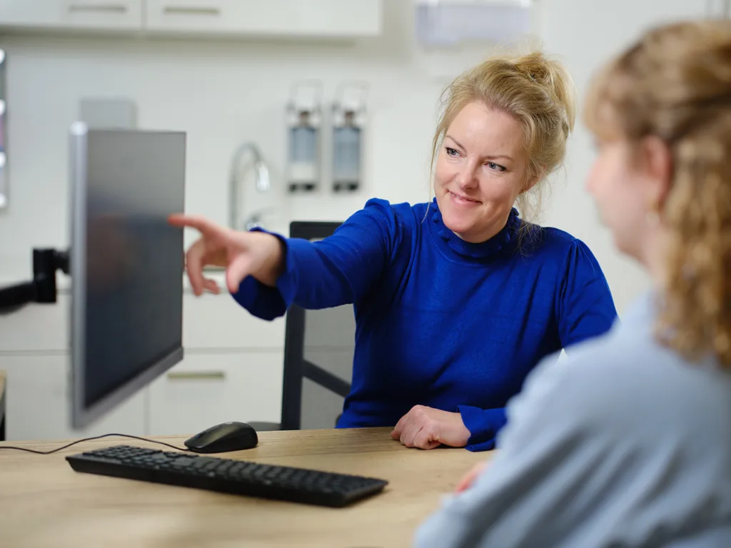 Physician assistent met patiënt