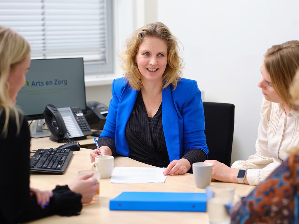 Praktijkmanager met collega's in gesprek