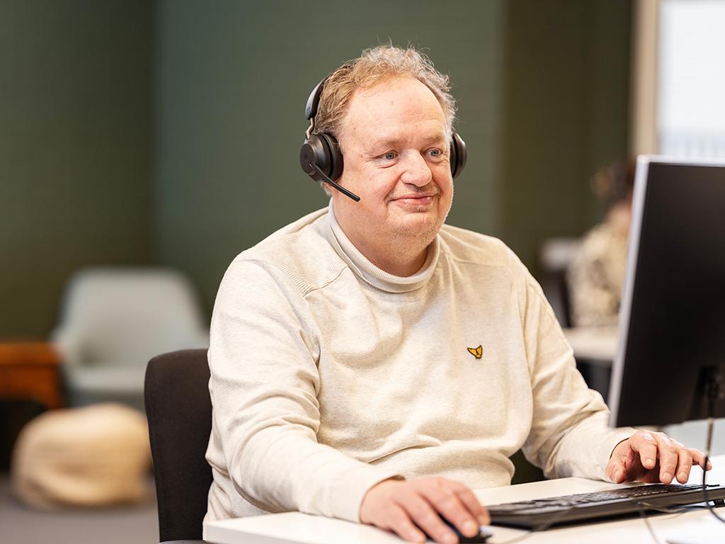 Servicemedewerker man met headset