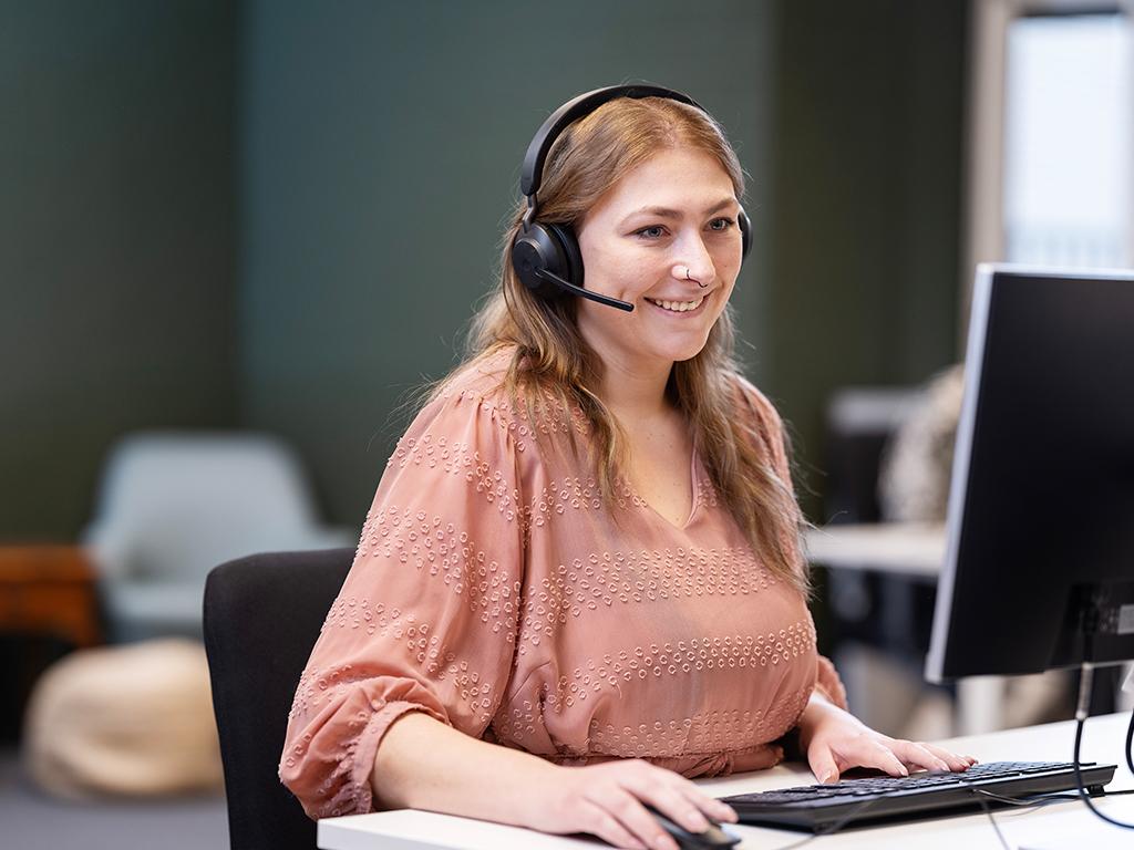 Servicemedewerker man met headset
