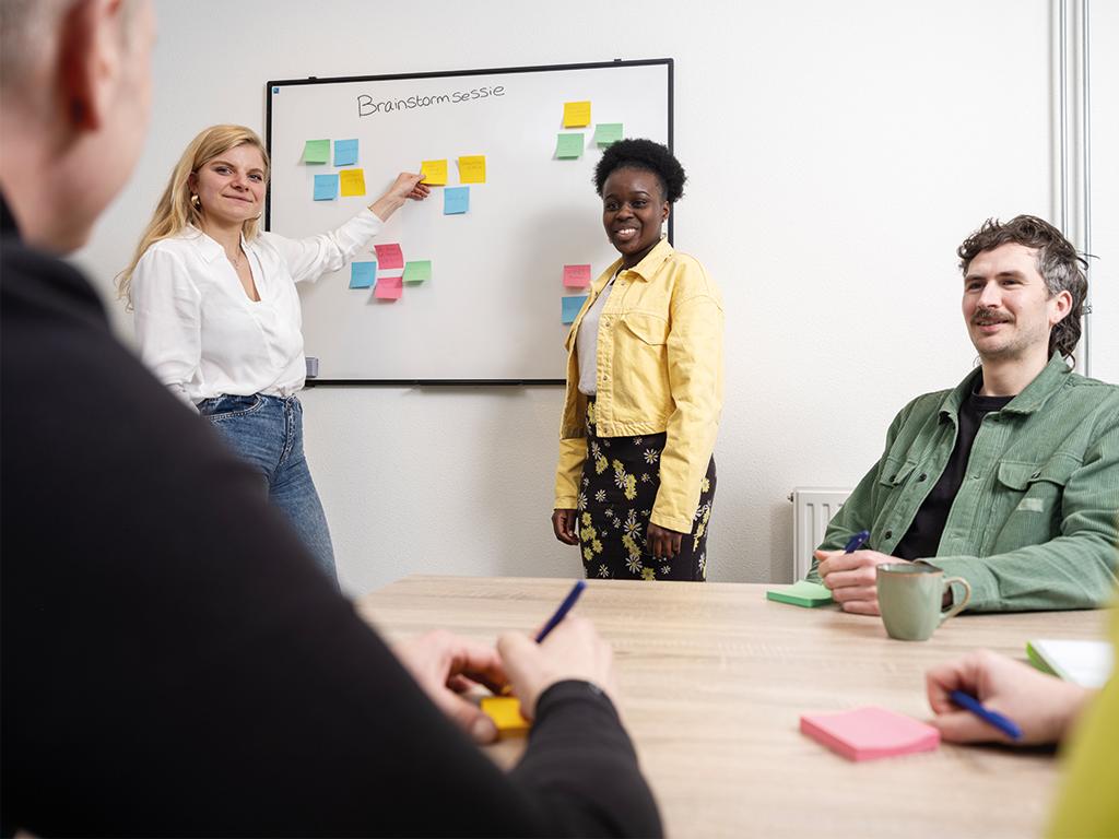 Collega's brainstormen met elkaar