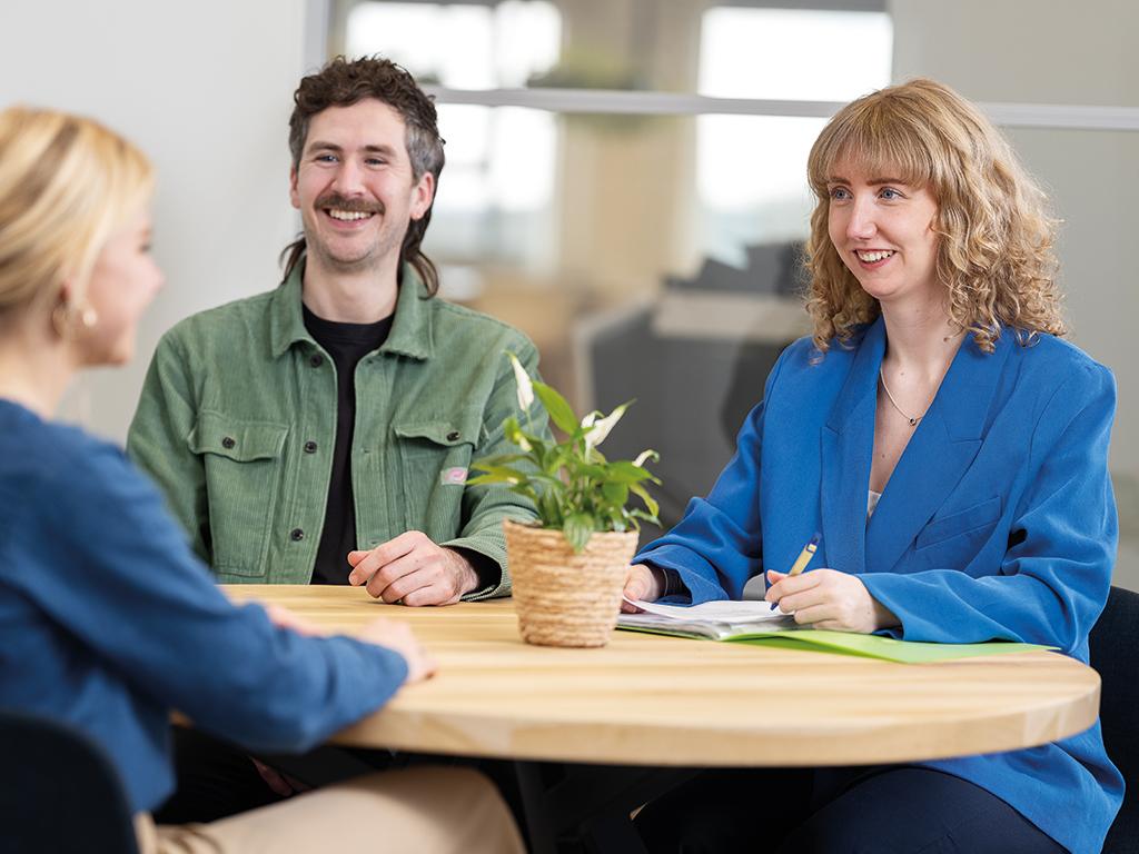 Staf collega's in overleg aan tafel
