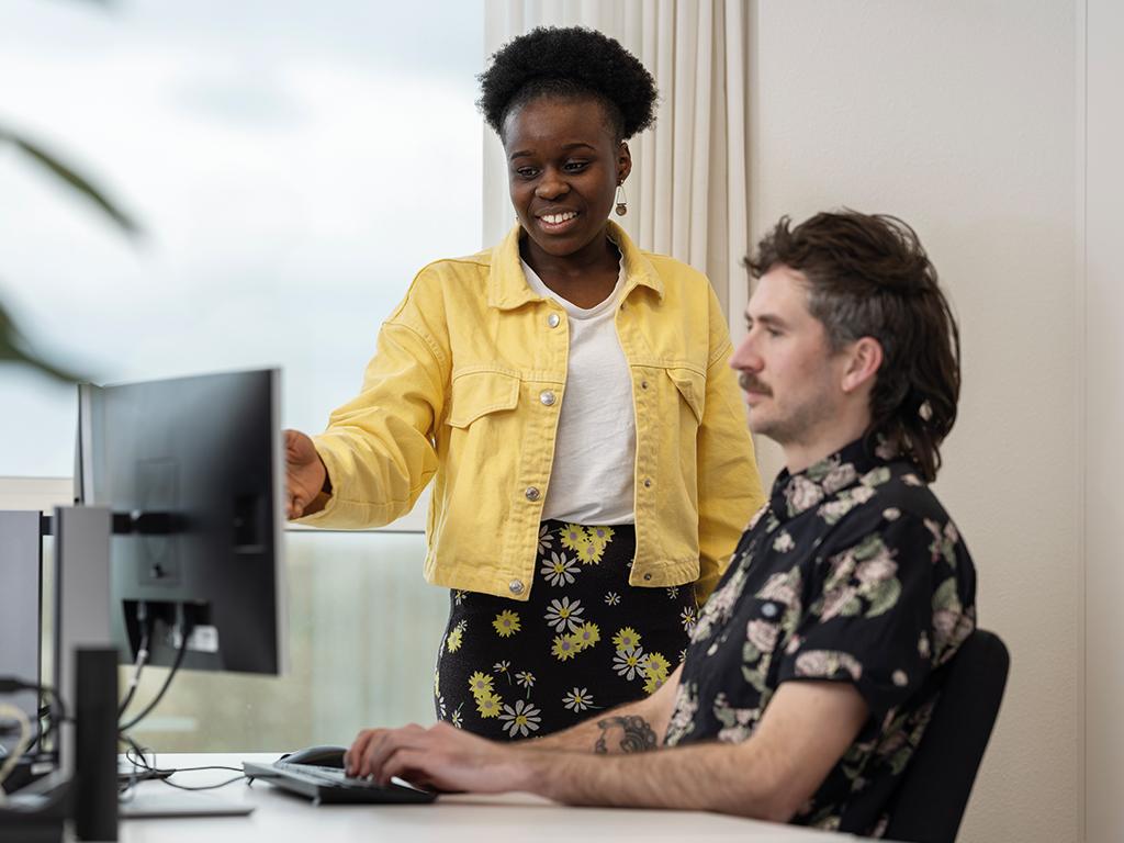 Staf collega's in overleg achter pc