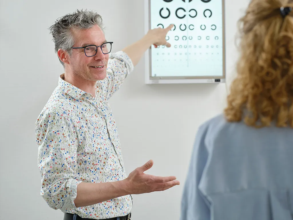 VS doet oogmeting bij patiënt
